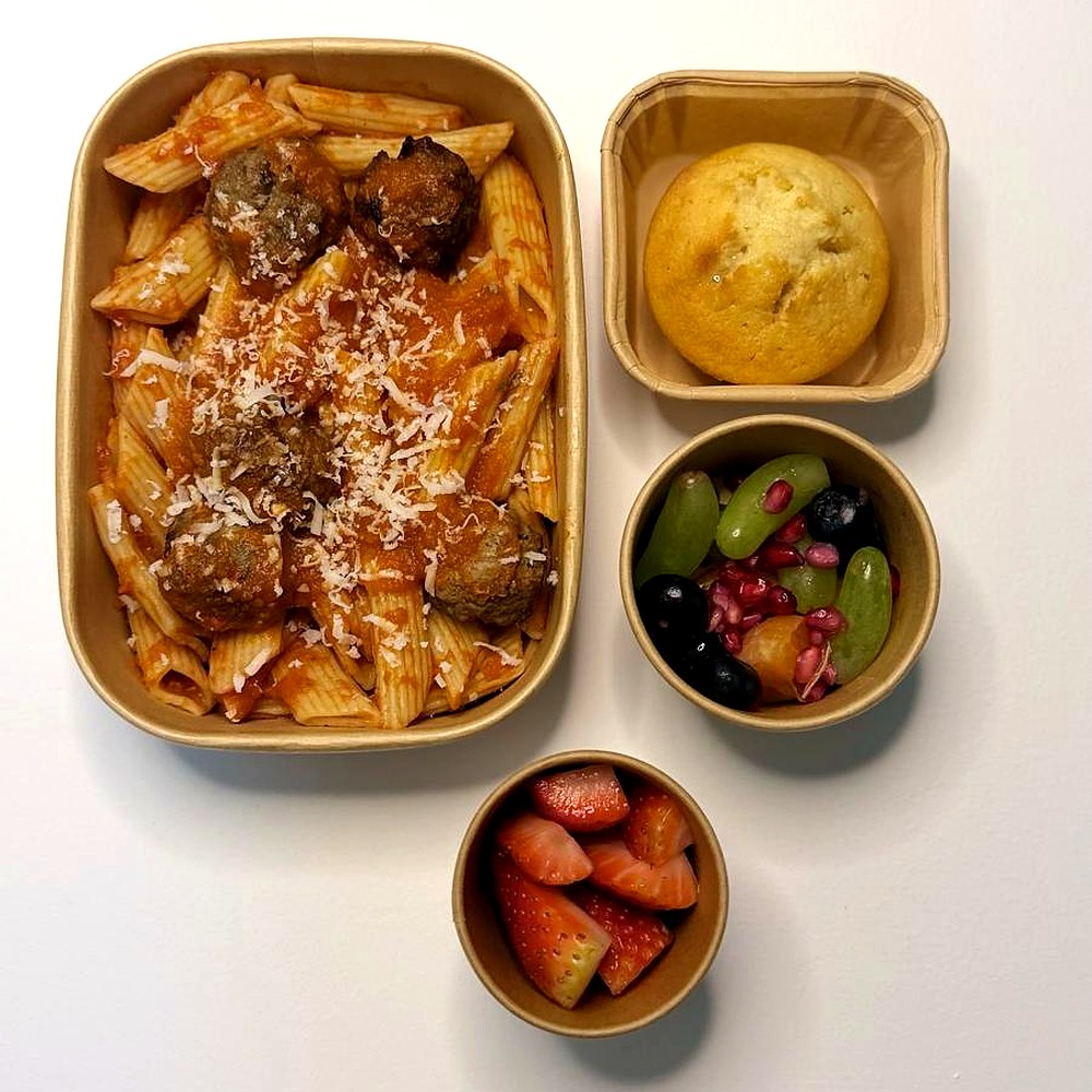 Pasta with meatballs, a corn muffin, mixed fruit and fresh strawberries